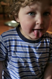 copilul își scoate limba